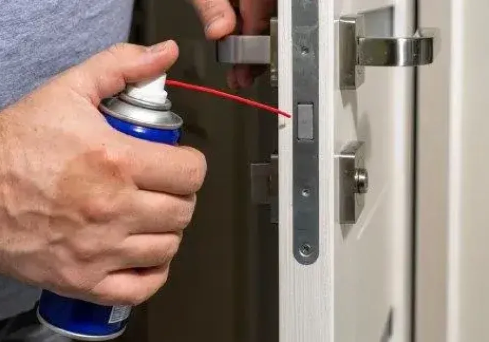 common lock problem in Rockland County hand holding a spray